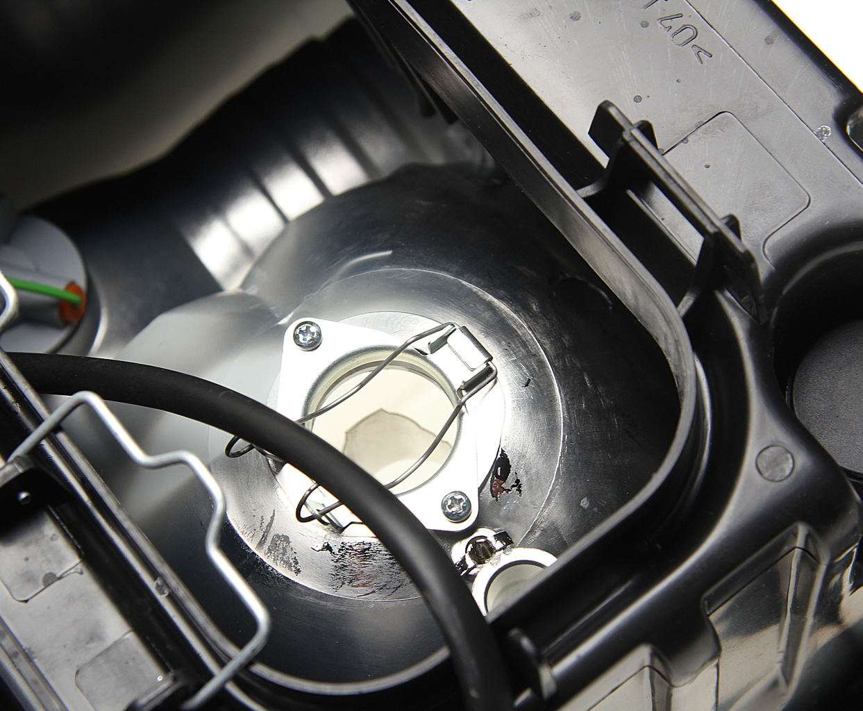 Мерседес спринтер 213 лампа ближнего света. Лампочка ближнего света мерседес актрос. Замена лампочки мерседес актрос. Замена лампочки мерседес актрос. Фара мерседес актрос мп4.