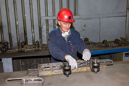 На литейном заводе повысилась производительность труда слесарей-ремонтников