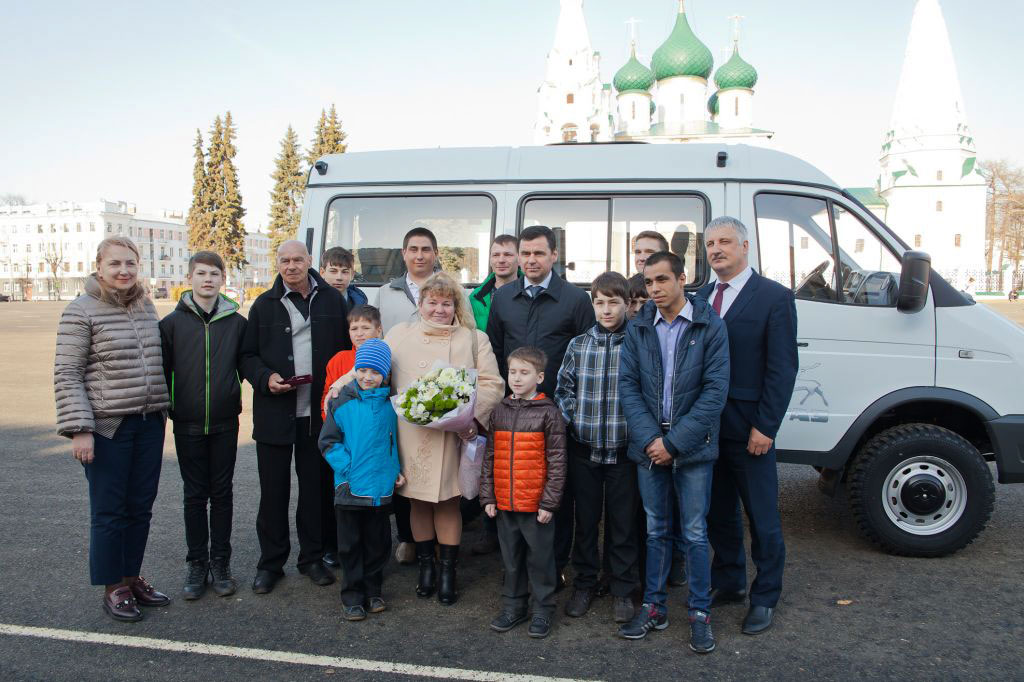 «Группа ГАЗ» вручила полноприводный автобус «Соболь БИЗНЕС» многодетной семье из Рыбинска